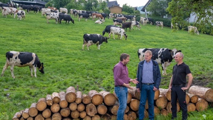 Burkhard König im Gespräch mit einem Landwirt in Oberhenneborn.